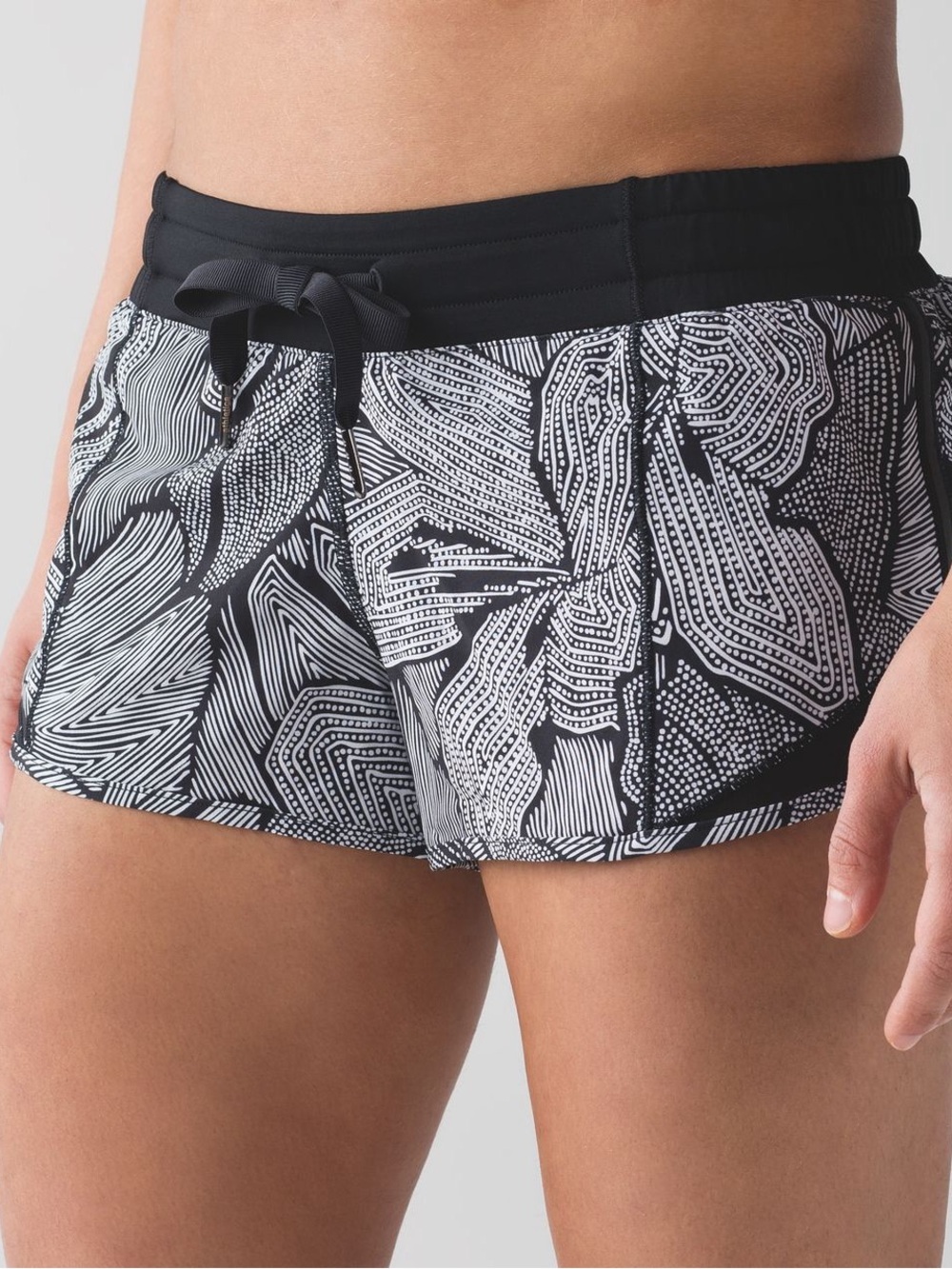 Lululemon Hotty Hot Mid Rise Short
Dottie Tribe White Black / Black